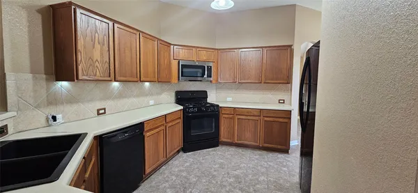 $1,900 | 107 Helen Cove, Hutto, TX 78634