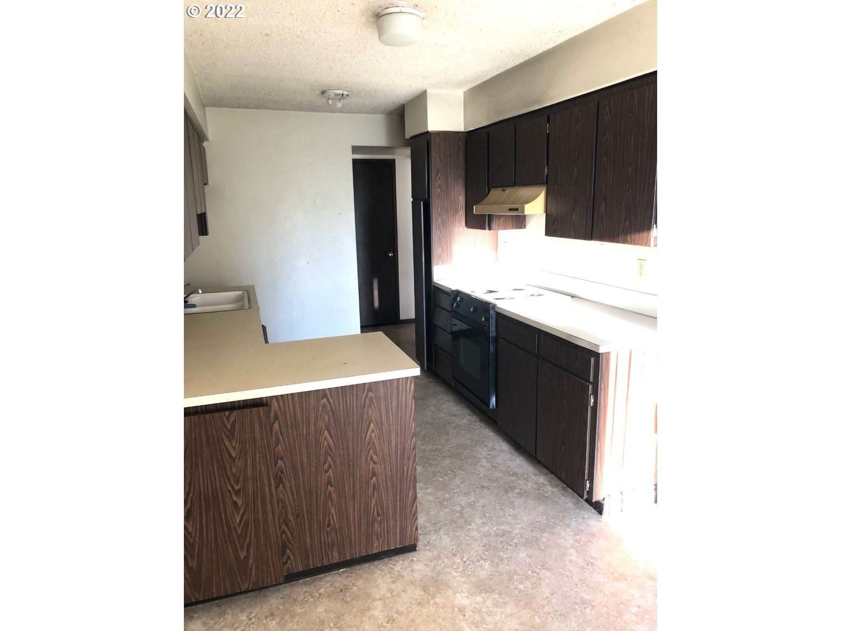 2727 Gateway Street, Unit 32 Springfield, OR 97477 - Photo 5 of 14 a kitchen with a sink and a refrigerator