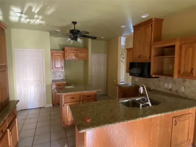 $340,400 | 127 Indian Warrior Trail, Lake Jackson, TX 77566