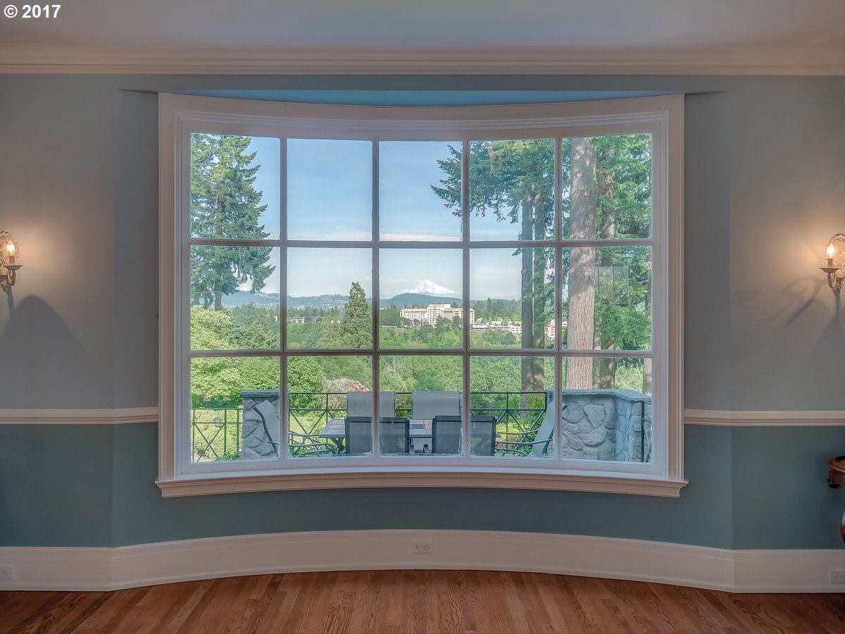 404 Southwest Edgecliff Road Portland, OR 97219 - Photo 12 of 32 Living Room