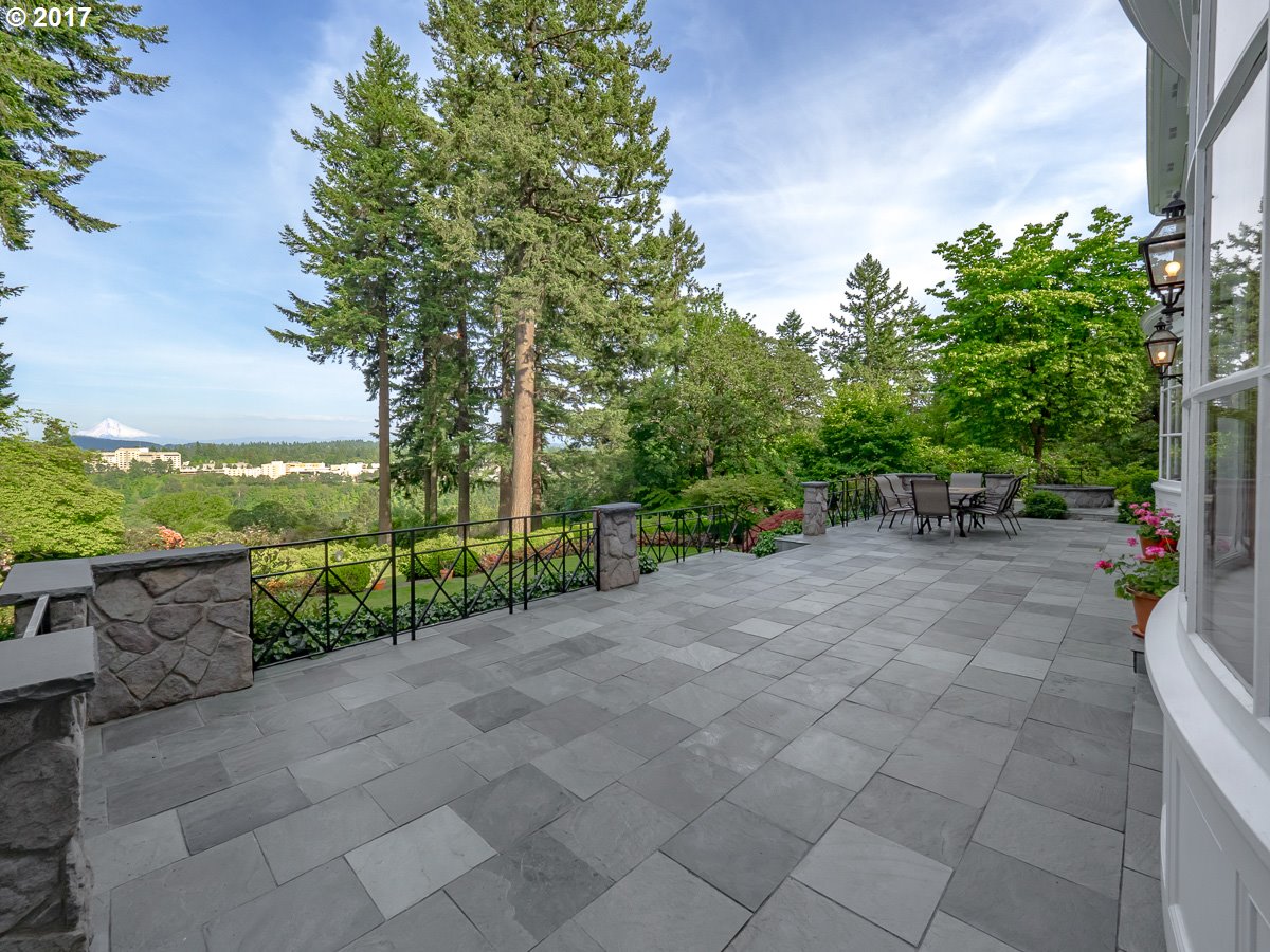 404 Southwest Edgecliff Road Portland, OR 97219 - Photo 14 of 32 Patio