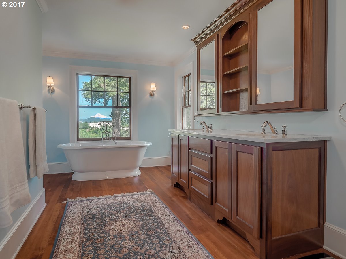 404 Southwest Edgecliff Road Portland, OR 97219 - Photo 19 of 32 Bathroom, Attached
