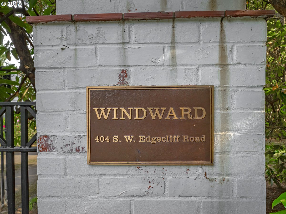 404 Southwest Edgecliff Road Portland, OR 97219 - Photo 2 of 32 Gallery Image 2