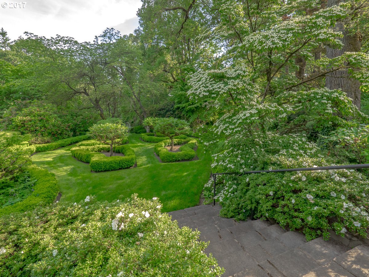 404 Southwest Edgecliff Road Portland, OR 97219 - Photo 21 of 32 Garden