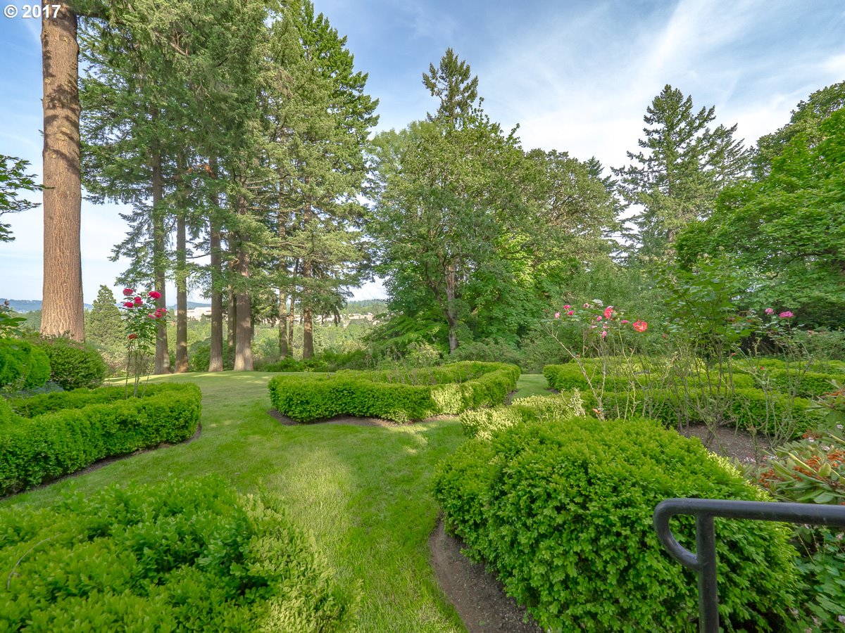 404 Southwest Edgecliff Road Portland, OR 97219 - Photo 22 of 32 Garden