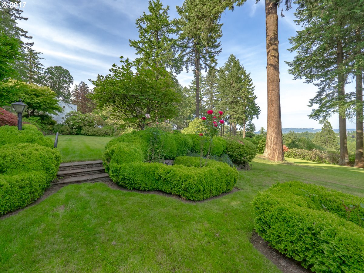 404 Southwest Edgecliff Road Portland, OR 97219 - Photo 23 of 32 Garden