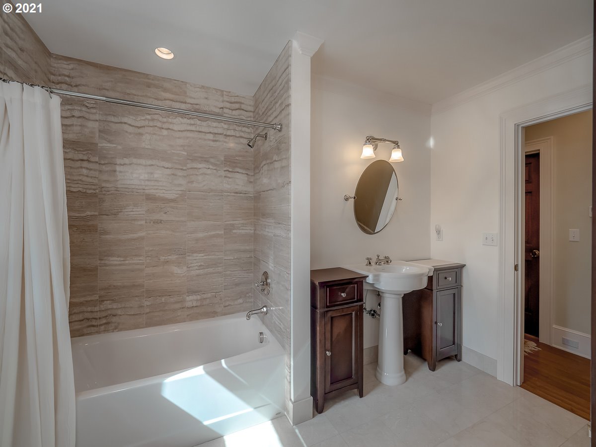 404 Southwest Edgecliff Road Portland, OR 97219 - Photo 29 of 32 Gallery Image 29