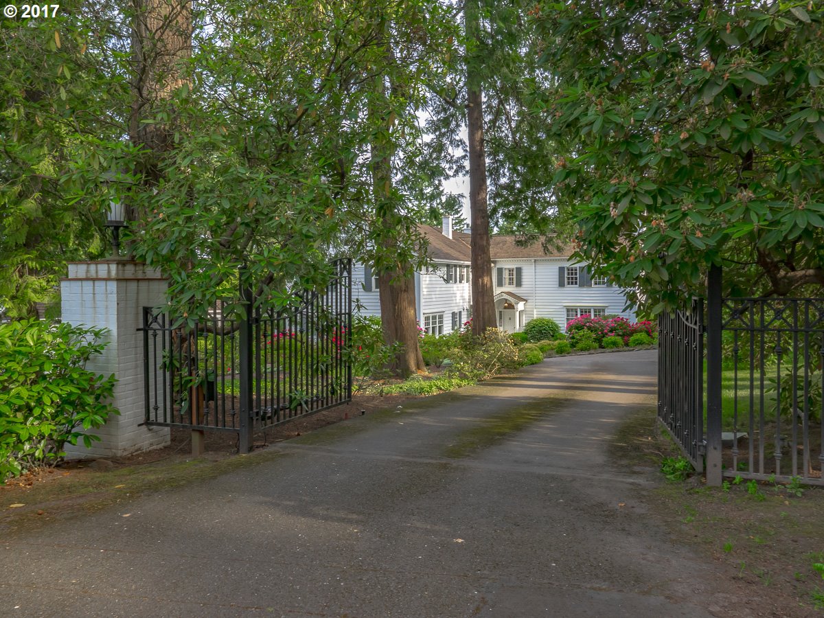 404 Southwest Edgecliff Road Portland, OR 97219 - Photo 3 of 32 Gallery Image 3