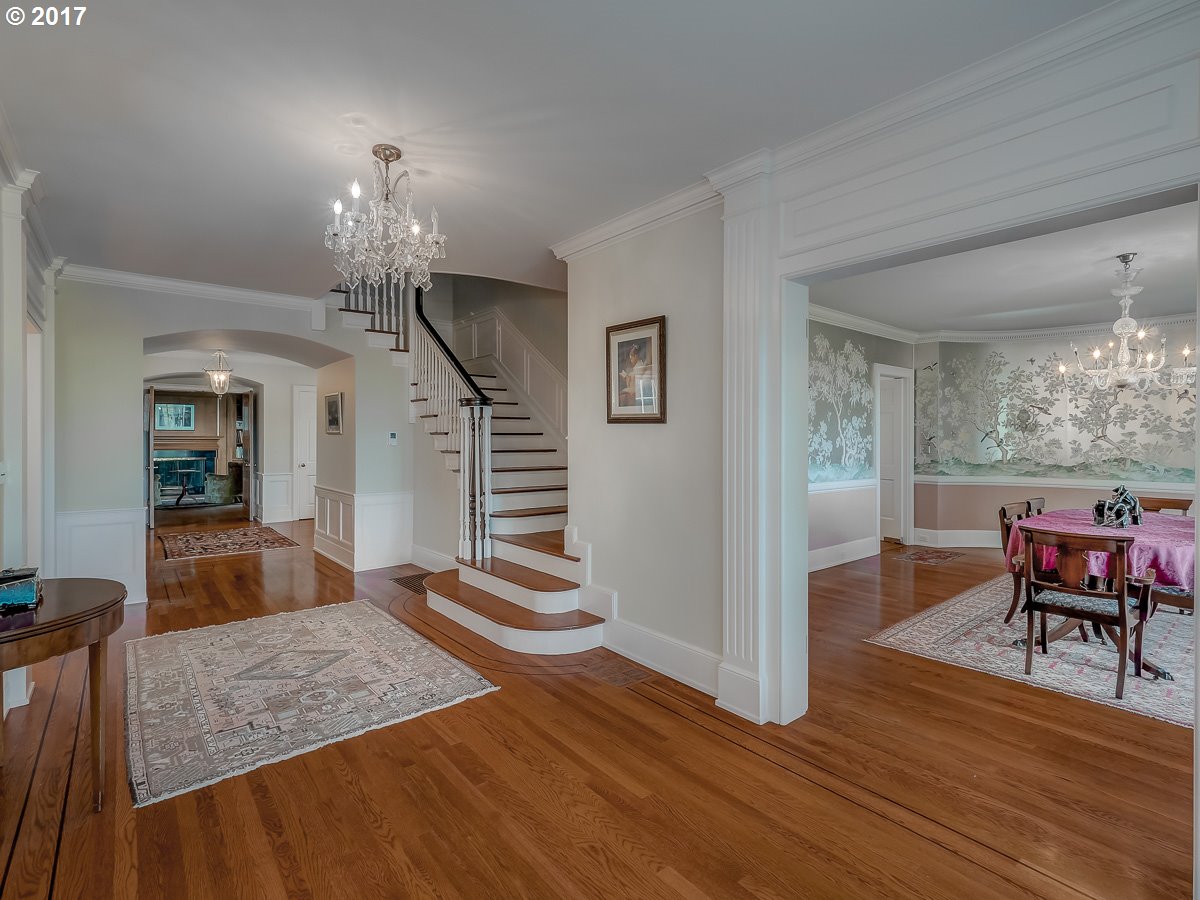 404 Southwest Edgecliff Road Portland, OR 97219 - Photo 5 of 32 Entrance/Foyer