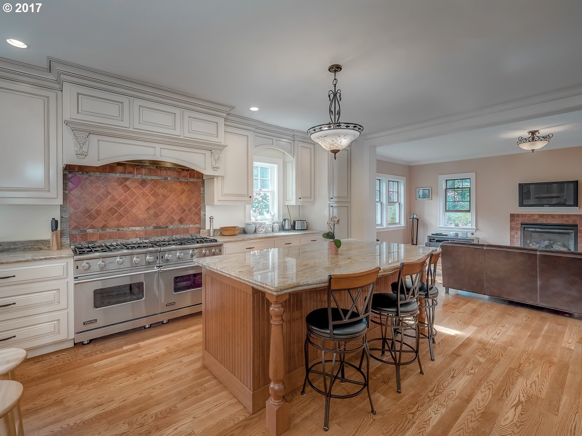 404 Southwest Edgecliff Road Portland, OR 97219 - Photo 9 of 32 Kitchen