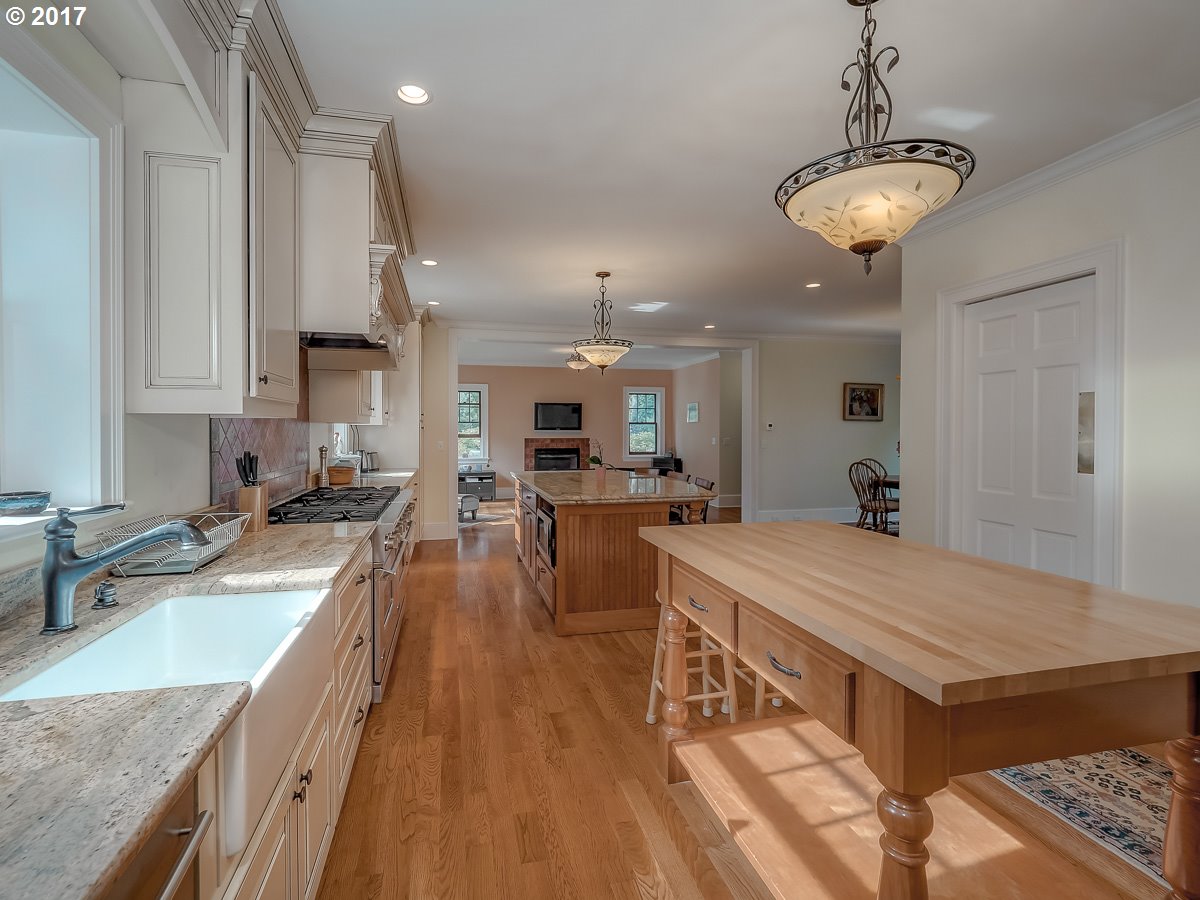 404 Southwest Edgecliff Road Portland, OR 97219 - Photo 10 of 32 Kitchen