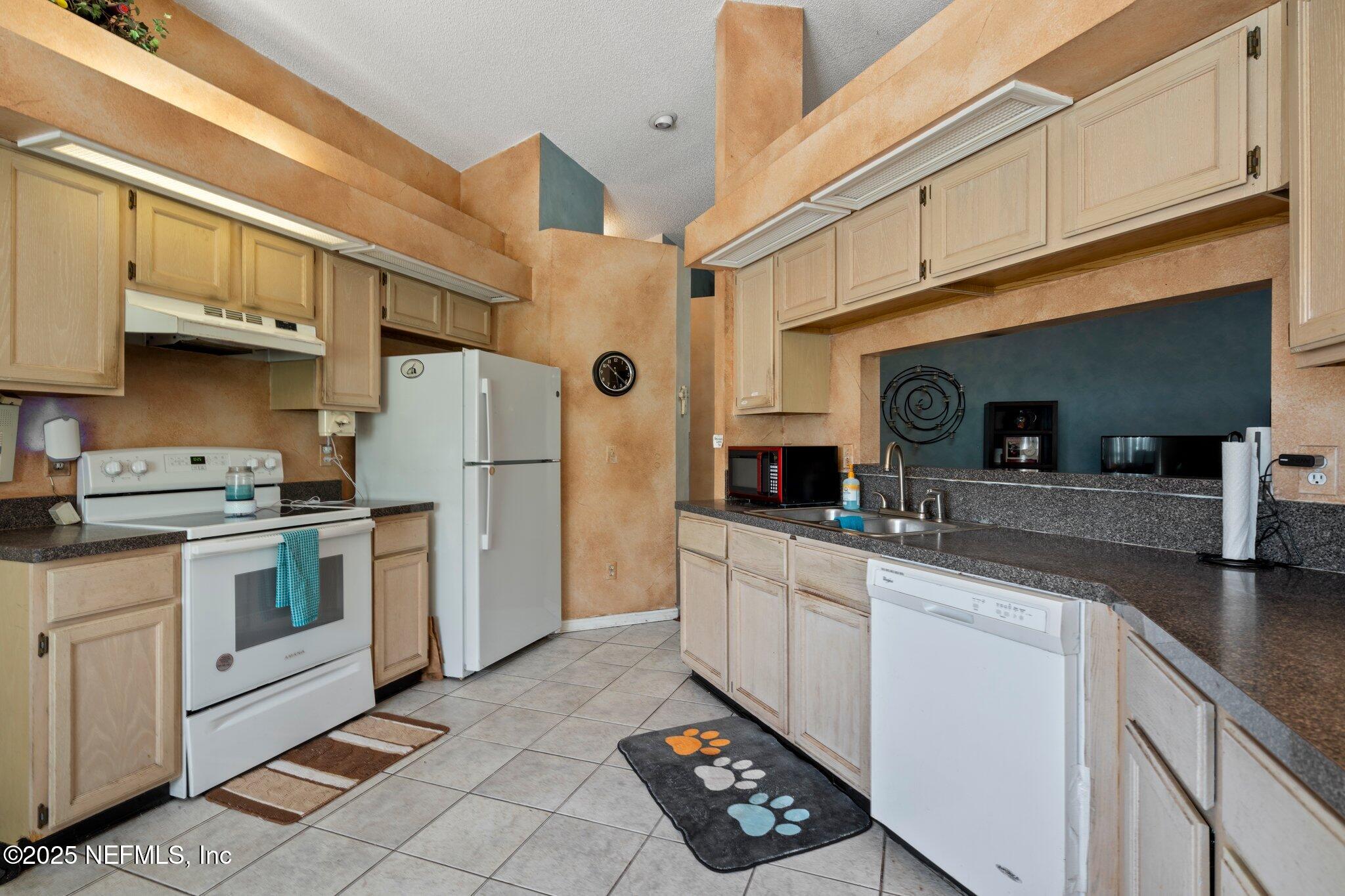 8433 Rockridge Drive Jacksonville, FL 32244 - Photo 4 of 12 12-web-or-mls-DSC08402