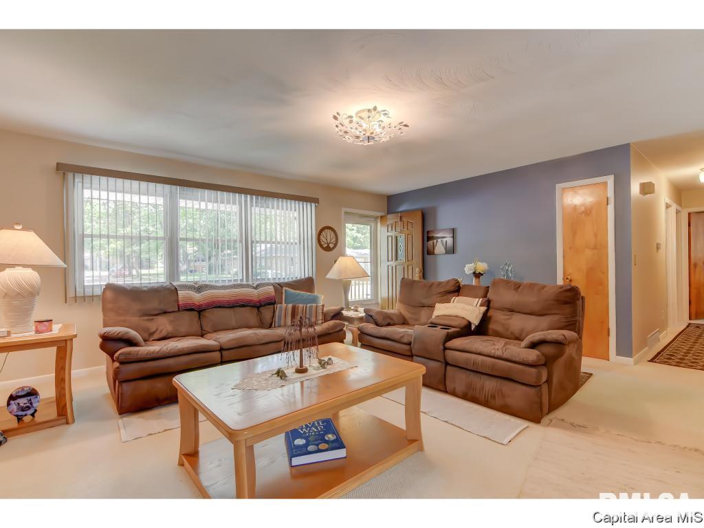 127 Dickinson Road Springfield, IL 62704 - Photo 4 of 34