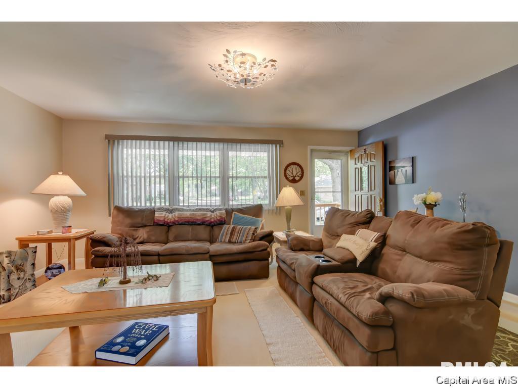 127 Dickinson Road Springfield, IL 62704 - Photo 5 of 34