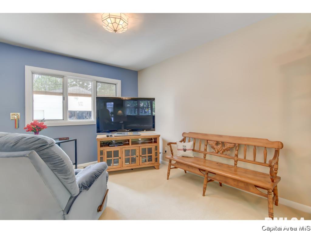 127 Dickinson Road Springfield, IL 62704 - Photo 7 of 34