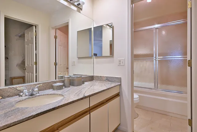 $319,900 | 5 Willow Parkway, Unit 5, Buffalo Grove, IL 60089