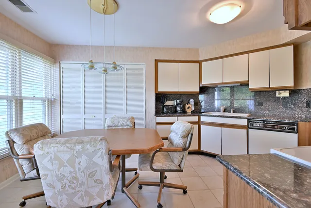 $319,900 | 5 Willow Parkway, Unit 5, Buffalo Grove, IL 60089