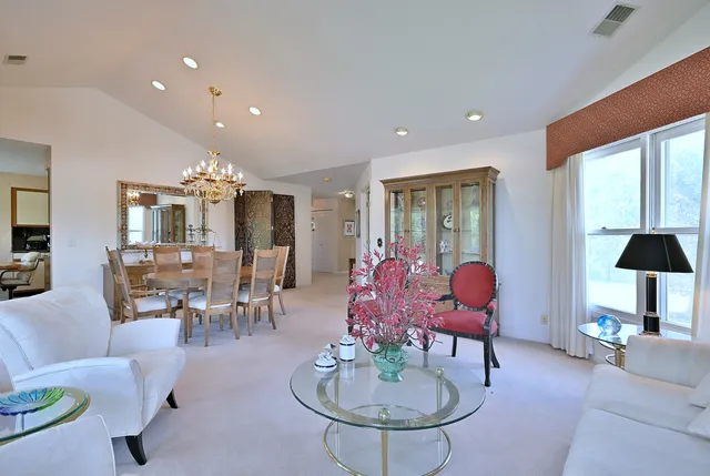 $319,900 | 5 Willow Parkway, Unit 5, Buffalo Grove, IL 60089