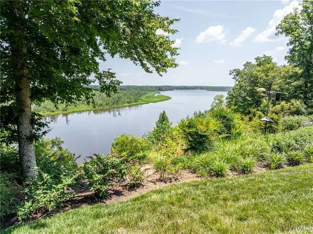 a view of a house with backyard and garden