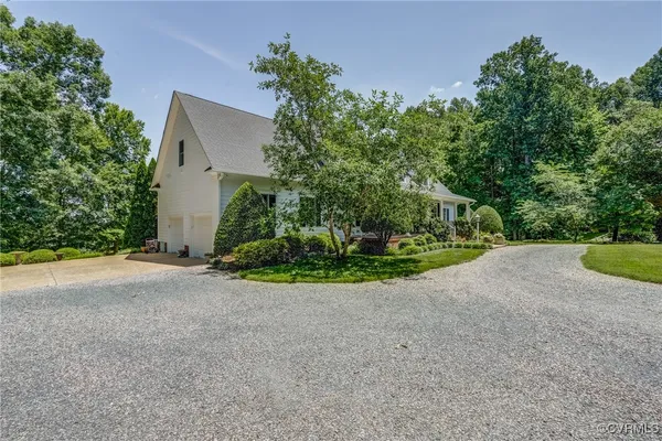 a view of a house with backyard and garden
