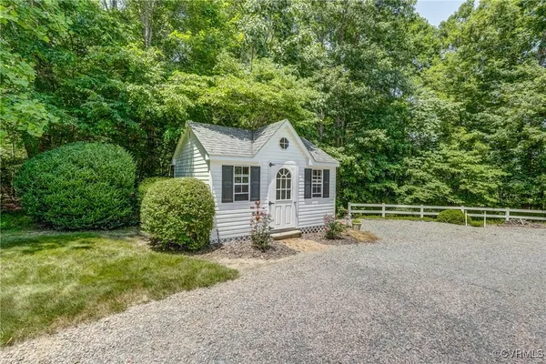 a view of a house with backyard and garden