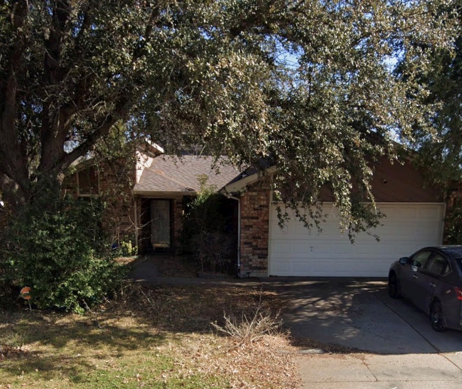 6301 Minuteman Lane Arlington, TX 76002 - Photo 5 of 7 a backyard of a house with a tree