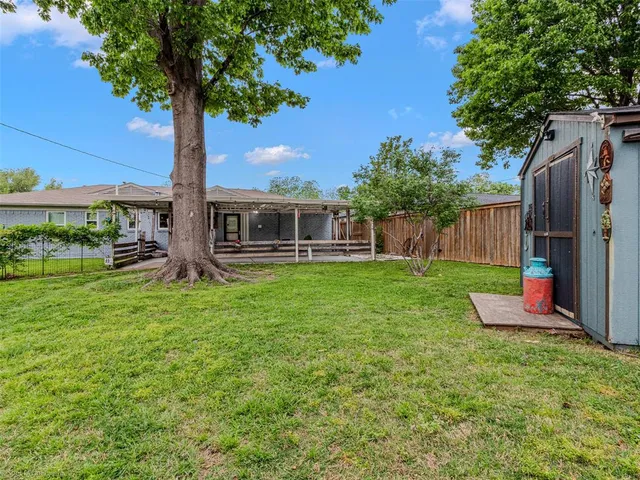 a view of a house with a backyard