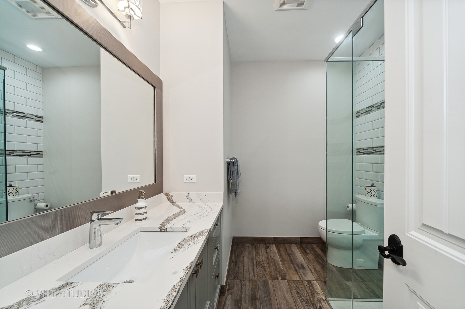 1010 Gladish Lane Glenview, IL 60025 - Photo 13 of 28 a bathroom with a double vanity sink and mirror