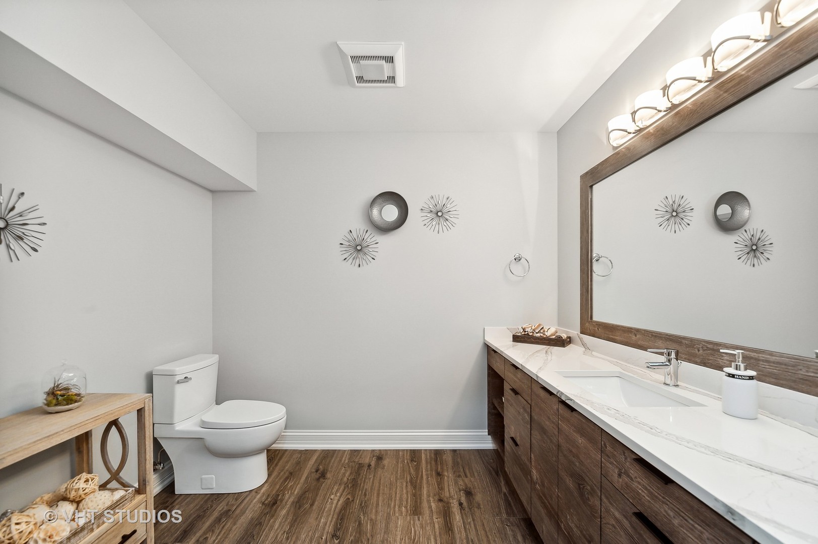 1010 Gladish Lane Glenview, IL 60025 - Photo 17 of 28 a bathroom with a sink and a toilet