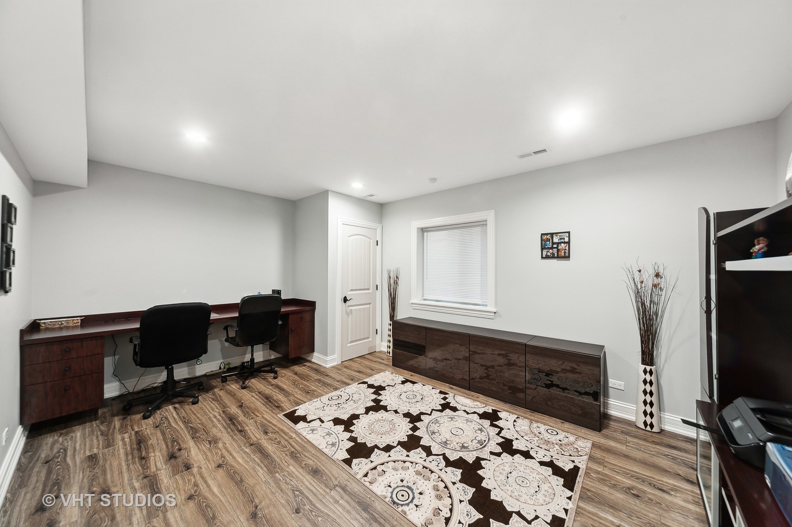 1010 Gladish Lane Glenview, IL 60025 - Photo 19 of 28 a living room with couch and a flat screen tv