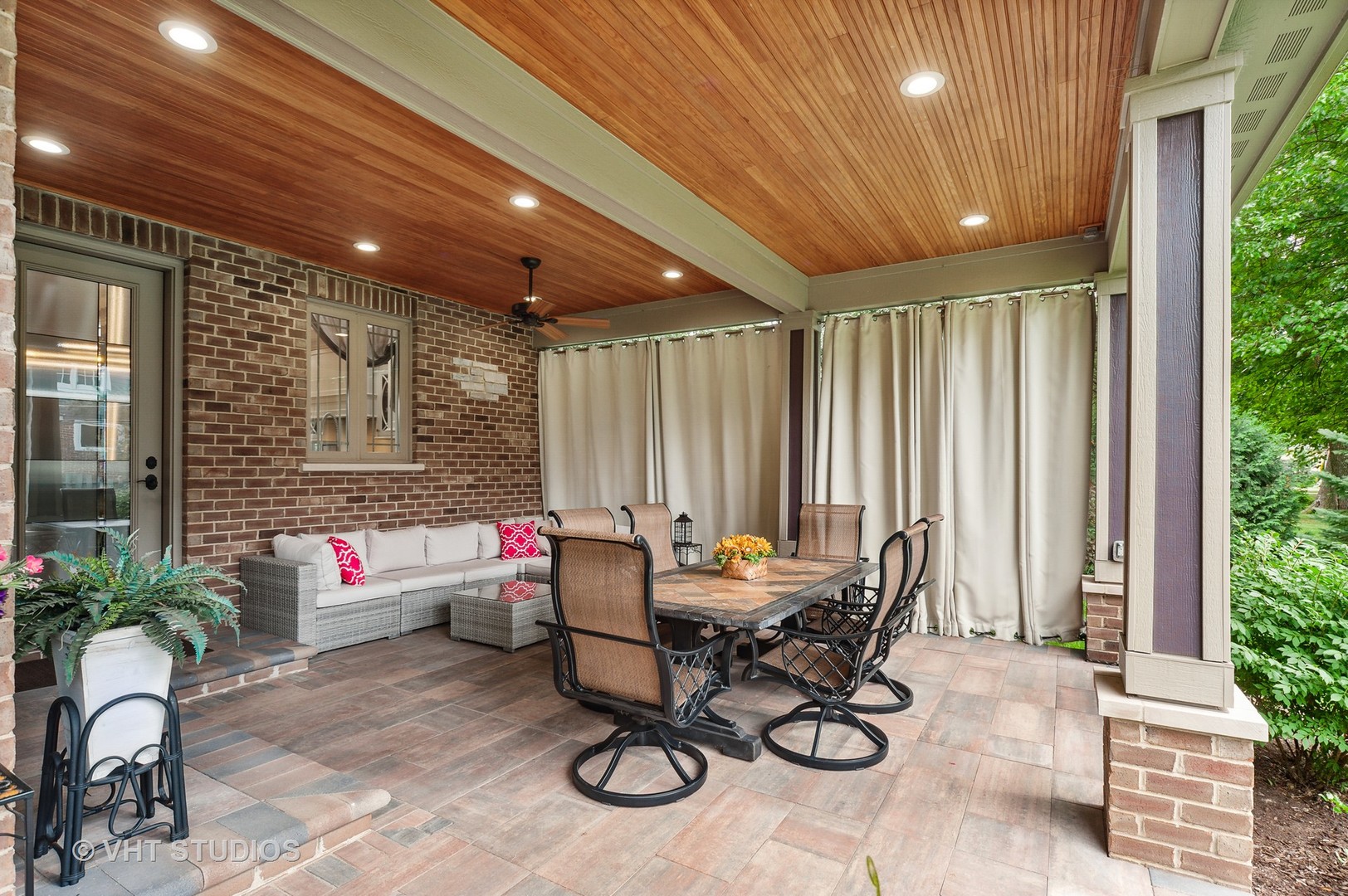 1010 Gladish Lane Glenview, IL 60025 - Photo 23 of 28 a living room with patio furniture and a potted plant