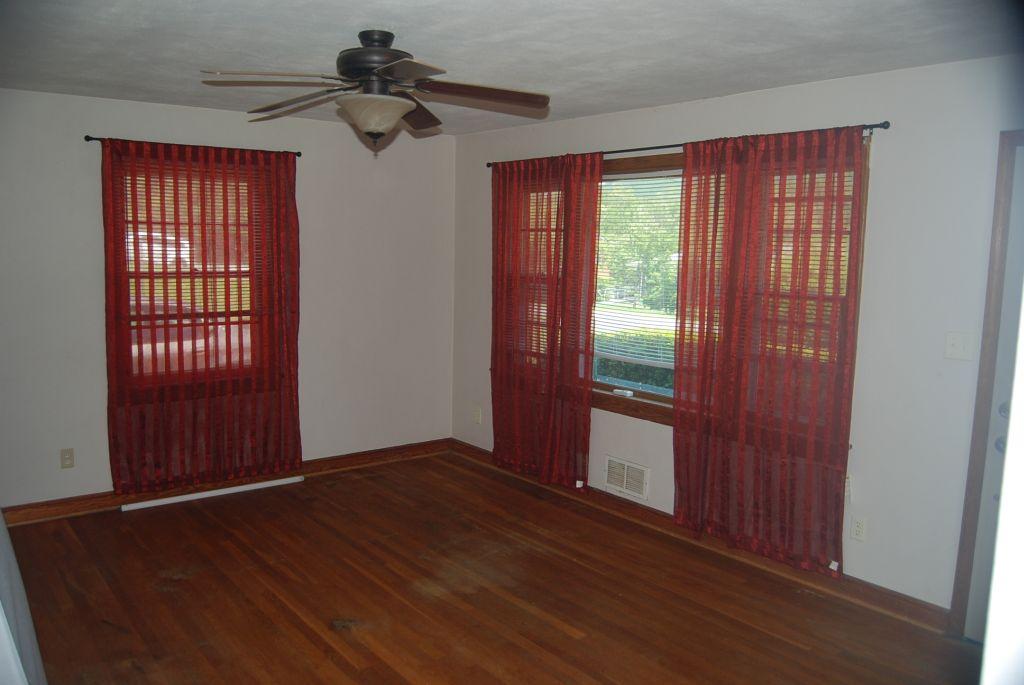 7010 Brookview Road Roanoke, VA 24019 - Photo 3 of 13 Living Room