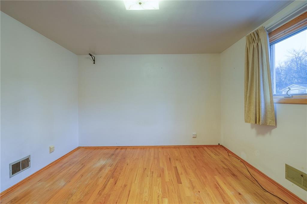 133 Foxcroft Road Pittsburgh, PA 15220 - Photo 12 of 25 Gallery Image 12