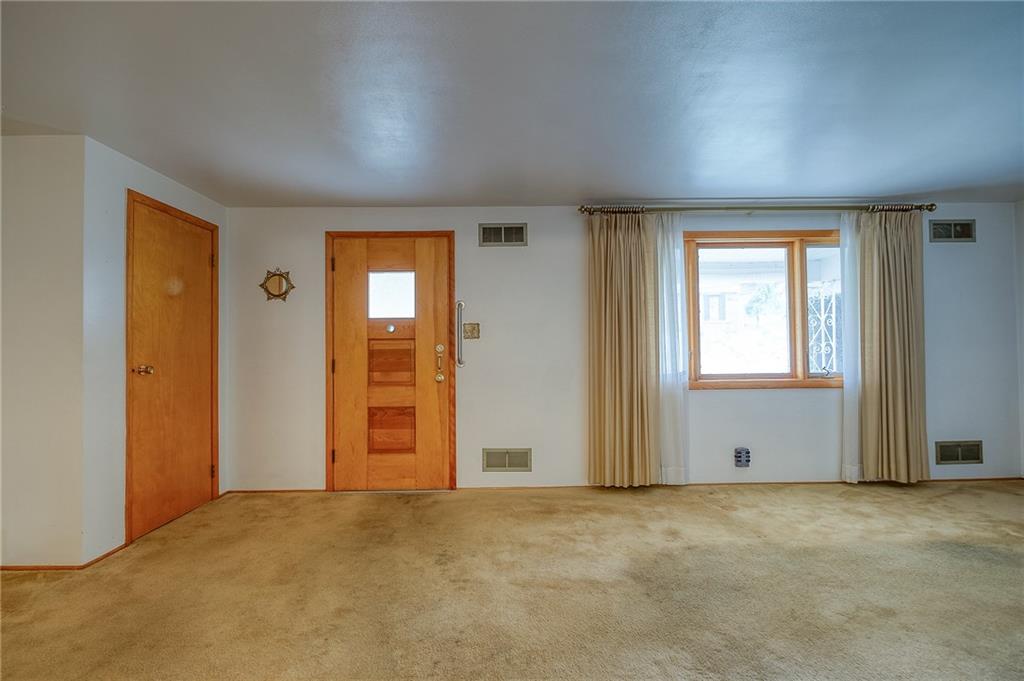 133 Foxcroft Road Pittsburgh, PA 15220 - Photo 4 of 25 Gallery Image 4