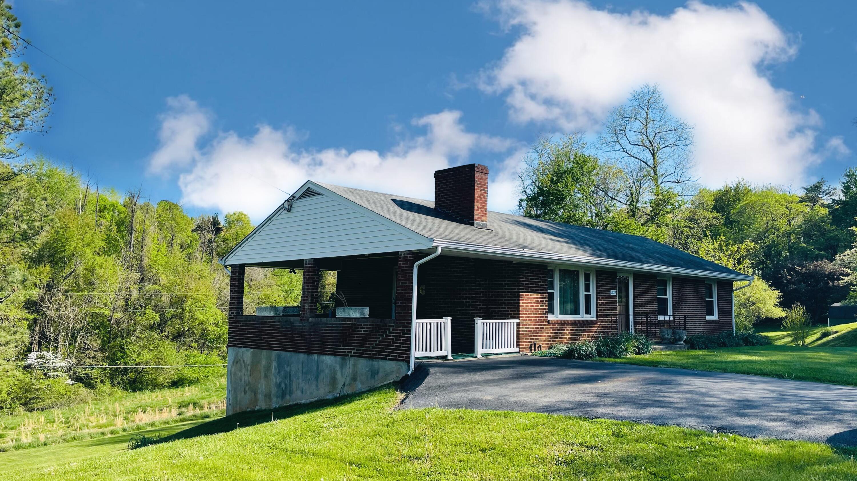 2822 Blue Ridge Boulevard Roanoke, VA 24012 - Photo 8 of 35 3B9C7139-2837-4A42-B42D-44F72F20D78B