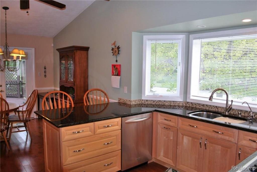 285 Slade Court Rochester Hills, MI 48307 - Photo 7 of 35
