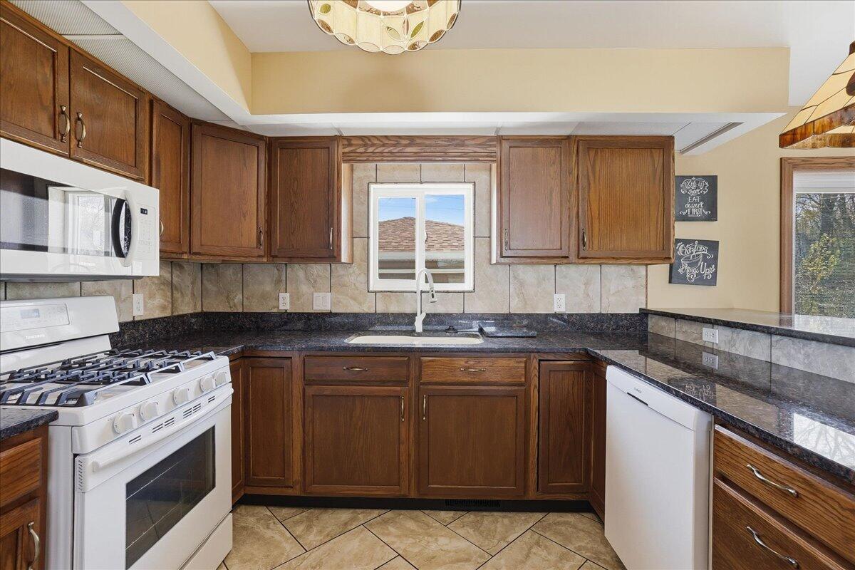 9937 Delaware Place Highland, IN 46322 - Photo 6 of 31 1200x800