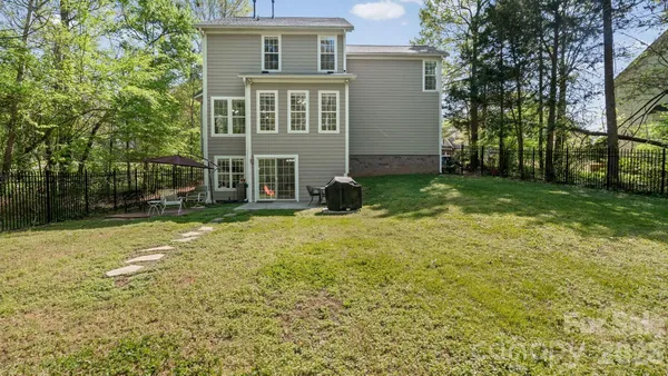 a view of a house with backyard and garden
