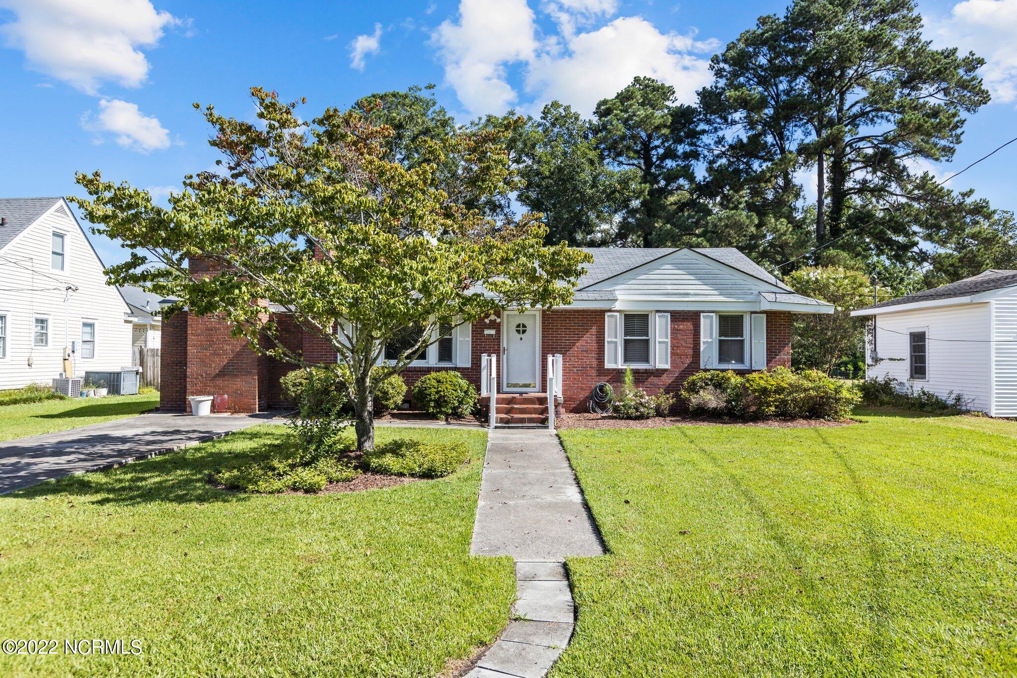 285 Fifth Street Ayden, NC 28513 - Photo 2 of 29 2-web-or-mls-IMGL5103