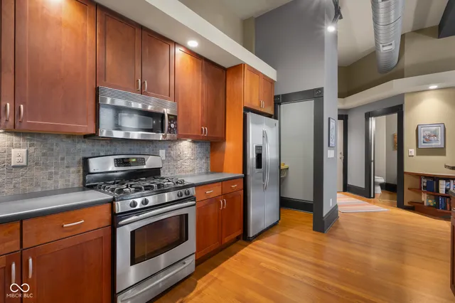 $314,500 | 410 6th Street, Unit 202, Columbus, IN 47201