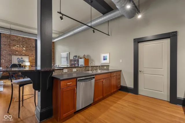 $314,500 | 410 6th Street, Unit 202, Columbus, IN 47201