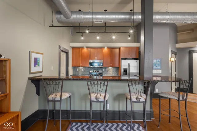 $314,500 | 410 6th Street, Unit 202, Columbus, IN 47201