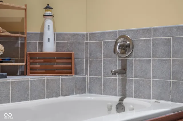 $314,500 | 410 6th Street, Unit 202, Columbus, IN 47201