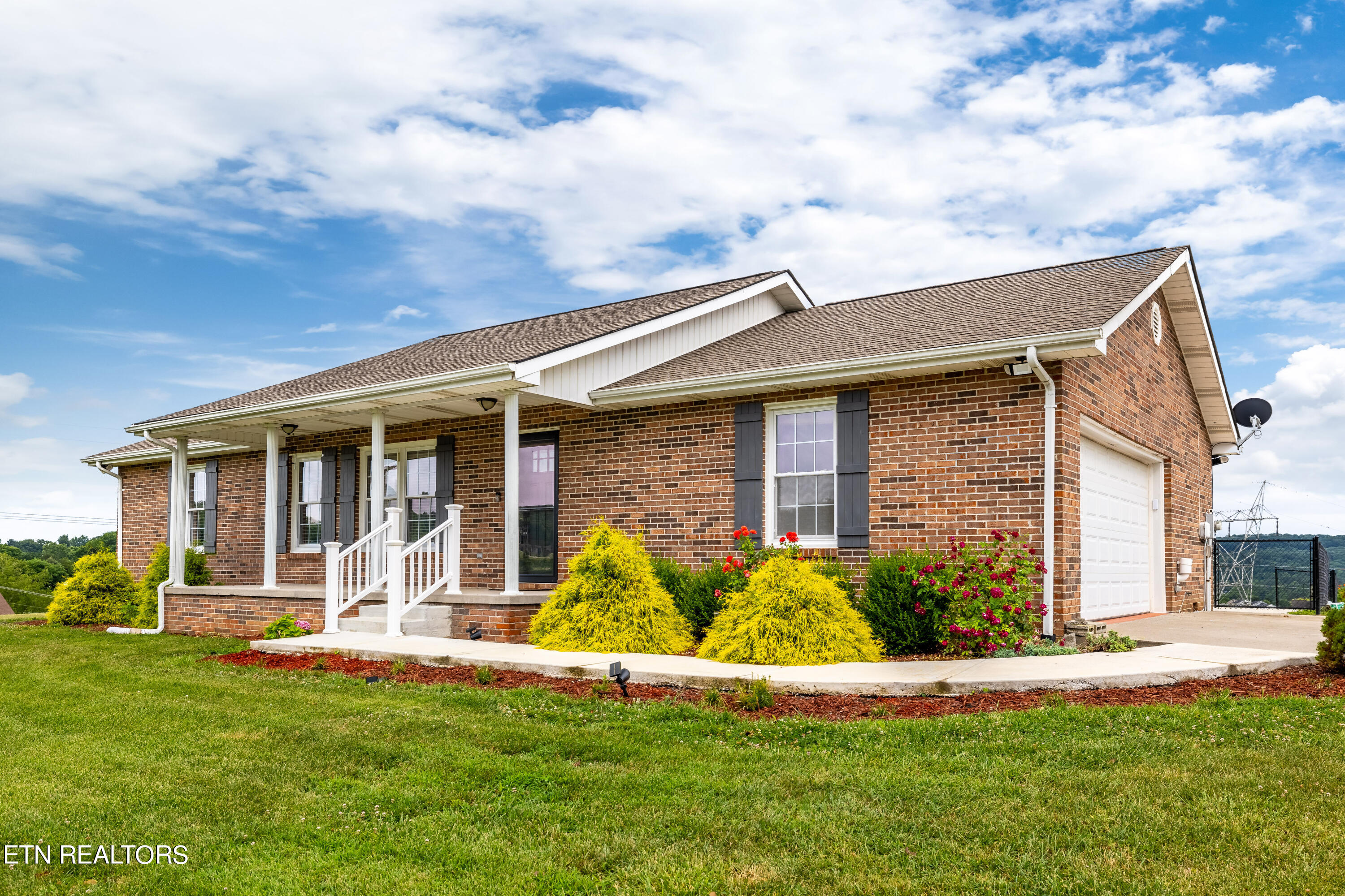 8103 Brickyard Road Powell, TN 37849 - Photo 2 of 45 8113Brickyardrd-141