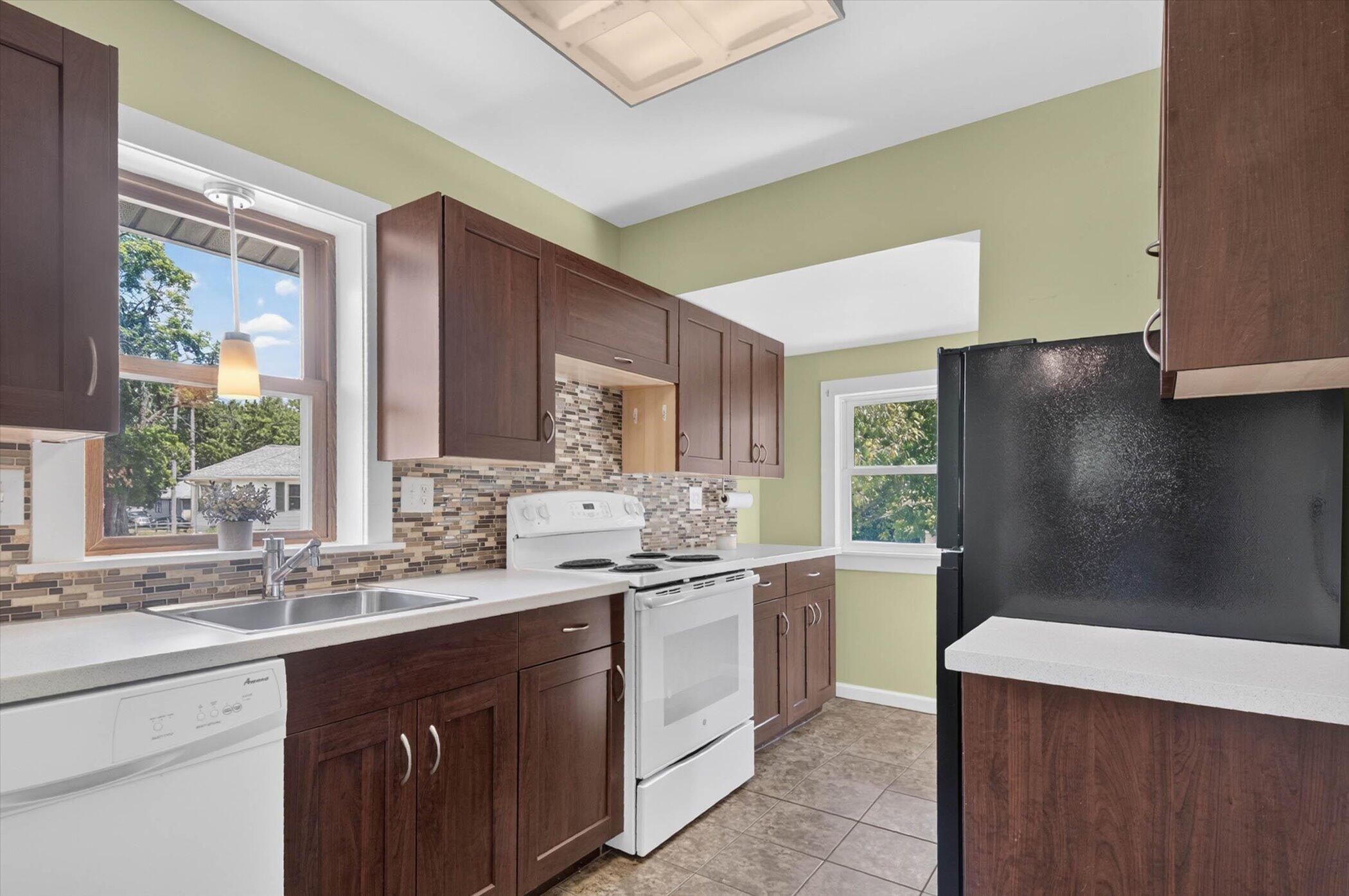 2815 Overhill Road Jackson, MI 49203 - Photo 14 of 31 14-2815-Overhill-Rd-WindowStill-Photogra