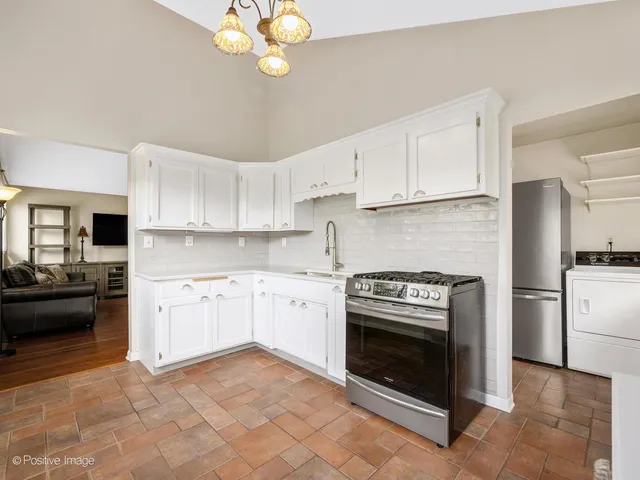 $389,000 | 6029 Pershing Avenue, Downers Grove, IL 60516