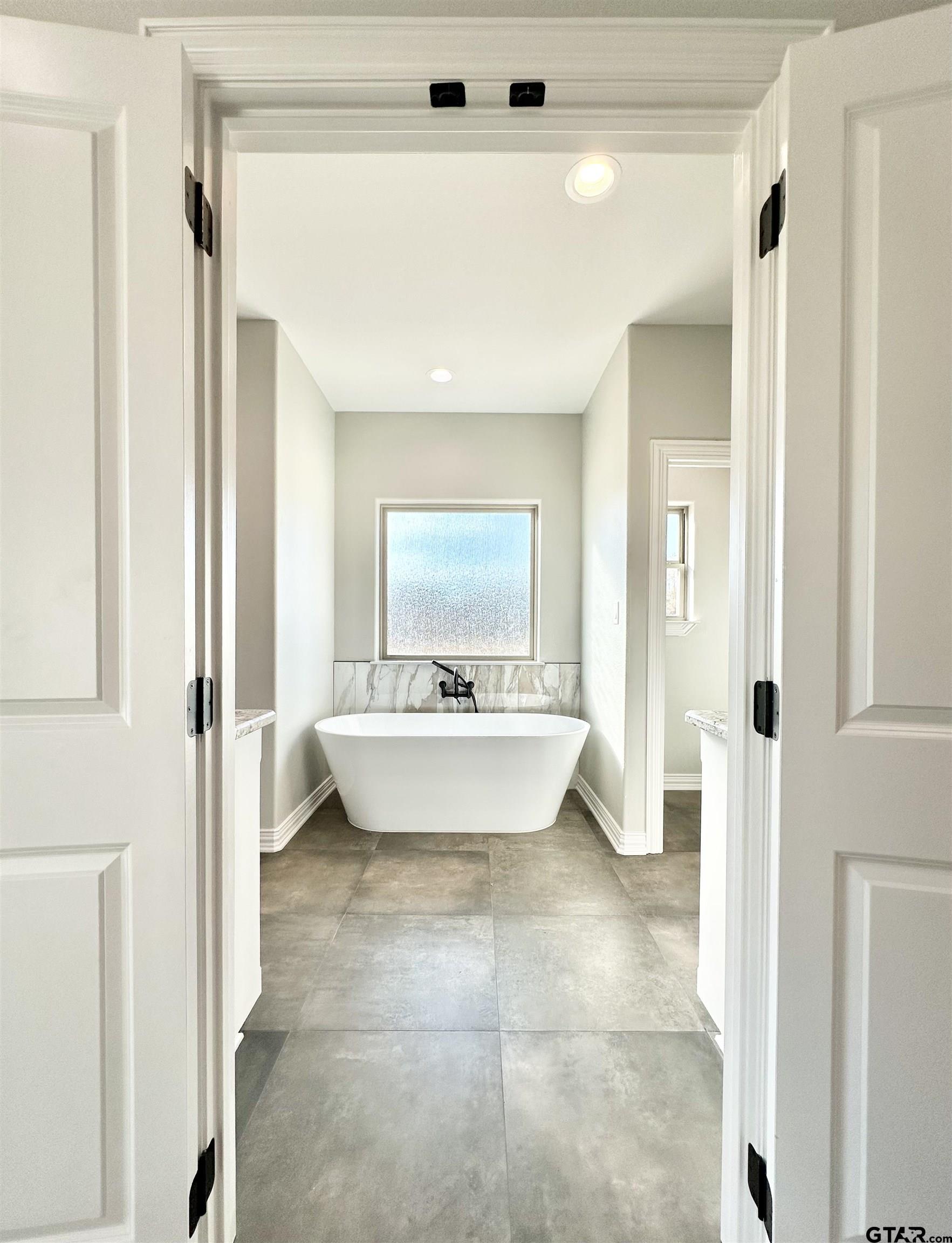 191 Brooks Drive Gladewater, TX 75647 - Photo 25 of 45 a view of a bathroom with tub shower