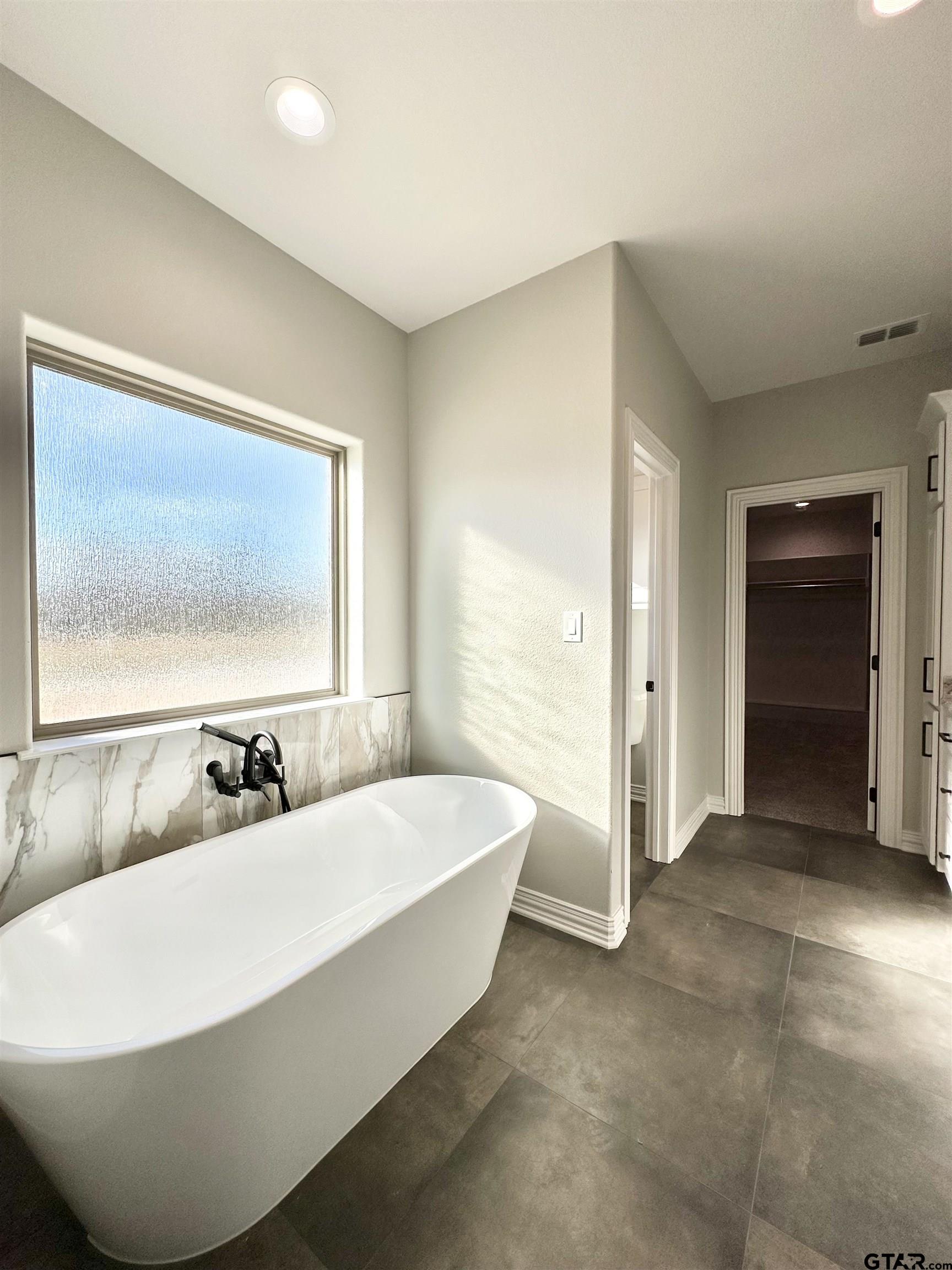 191 Brooks Drive Gladewater, TX 75647 - Photo 28 of 45 a bathroom with a bathtub and a sink
