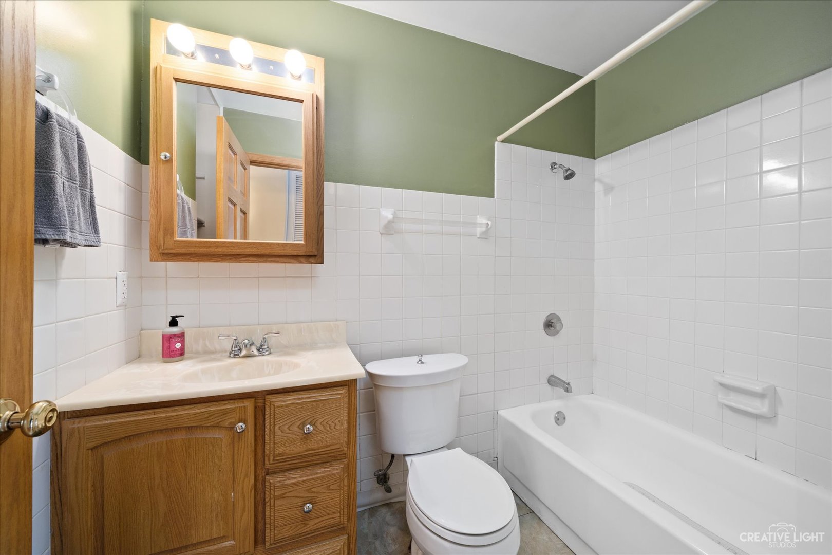135 Heathgate Road Montgomery, IL 60538 - Photo 12 of 17 a bathroom with a sink a toilet and bathtub