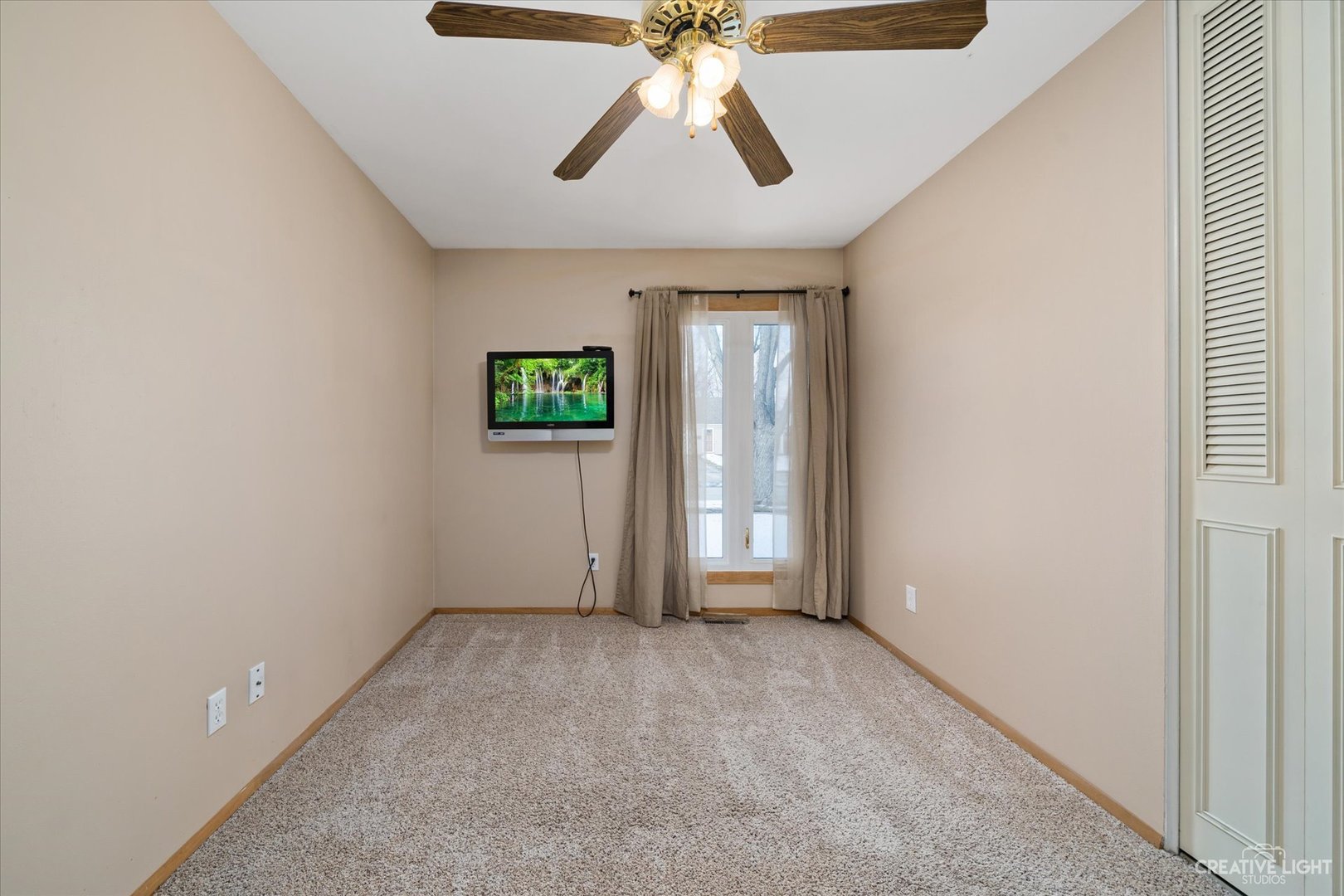 135 Heathgate Road Montgomery, IL 60538 - Photo 10 of 17 an empty room with chandelier fan